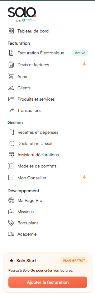 La même limite, mais vue depuis le menu, et c'est ce qui distingue Solo. « Facturation Électronique — Activé » confirme la conformité d'un coup d'œil ; l'éclair marque les fonctions payantes AVANT qu'on clique dessus ; et le bandeau du bas énonce la limitation lui-même : « Solo Start, plan gratuit — passez à Solo Go pour créer vos factures ». Le mur est annoncé, pas découvert.